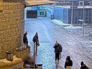 Bizarní video opilého koloběžkáře na ledě. Pád, močení na zeď i jízda v protisměru