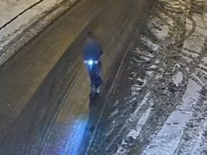 Bizarní video opilého koloběžkáře na ledě. Pád, močení na zeď i jízda v protisměru