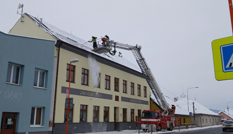 Padající sníh ze střech ohrožuje chodce, odpovědnost nese majitel domu