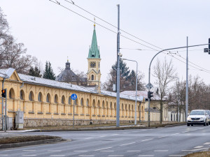 Historické arkády se staletými hroby významných rodin projdou potřebnou opravou