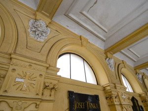 Historické arkády se staletými hroby významných rodin projdou potřebnou opravou