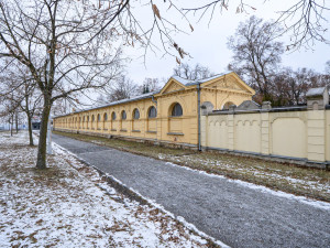 Historické arkády se staletými hroby významných rodin projdou potřebnou opravou