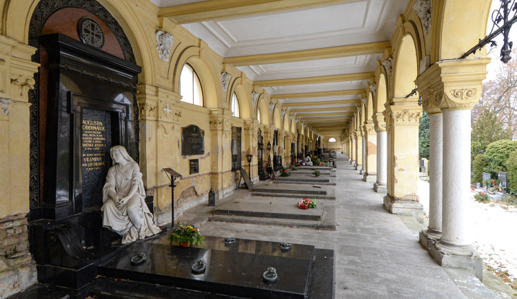 Historické arkády se staletými hroby významných rodin projdou potřebnou opravou