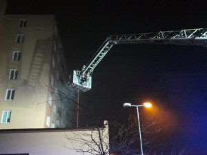 Žena se zřítila z domu na střechu kotelny. Těžce zraněnou snesli hasiči pomocí výškové techniky