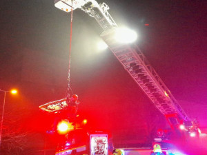 Žena se zřítila z domu na střechu kotelny. Těžce zraněnou snesli hasiči pomocí výškové techniky