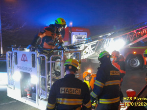Žena se zřítila z domu na střechu kotelny. Těžce zraněnou snesli hasiči pomocí výškové techniky