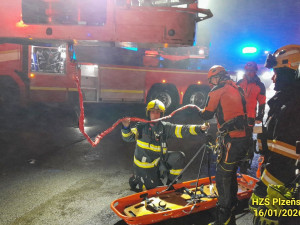 Žena se zřítila z domu na střechu kotelny. Těžce zraněnou snesli hasiči pomocí výškové techniky