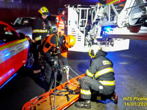 Žena se zřítila z domu na střechu kotelny. Těžce zraněnou snesli hasiči pomocí výškové techniky