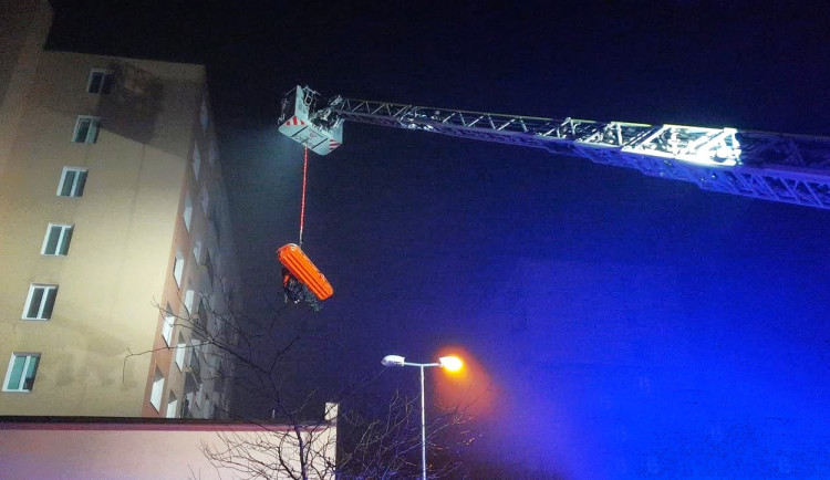 Žena se zřítila z domu na střechu kotelny. Těžce zraněnou snesli hasiči pomocí výškové techniky