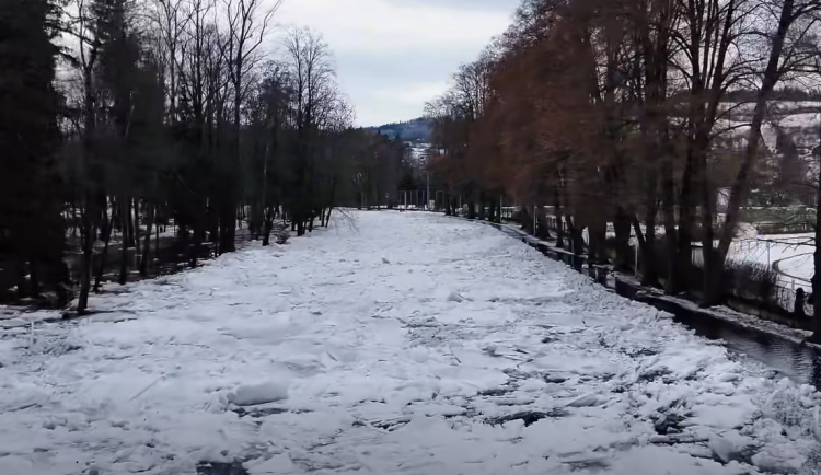 VIDEO: Ledové kry pokryly řeku Otavu, hromadí se na cyklostezce