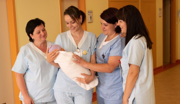 V plzeňské porodnice přišlo loni na svět 2,5 tisíce dětí. Nejmenším byl chlapec s váhou 700 gramů