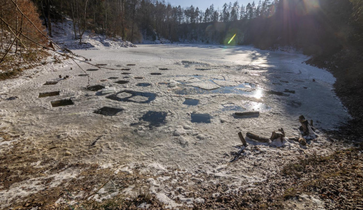 VIDEO: V lomu na Brněnsku se utopil otužilec. Policisté zveřejnili záběry z pokusu o záchranu