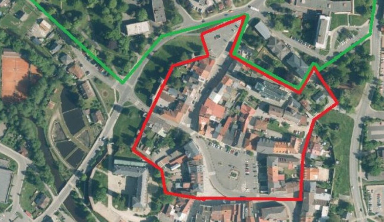 Tachov zavádí od února nový parkovací systém v centru. Obyvatelé zaplatí 1800 korun za rok