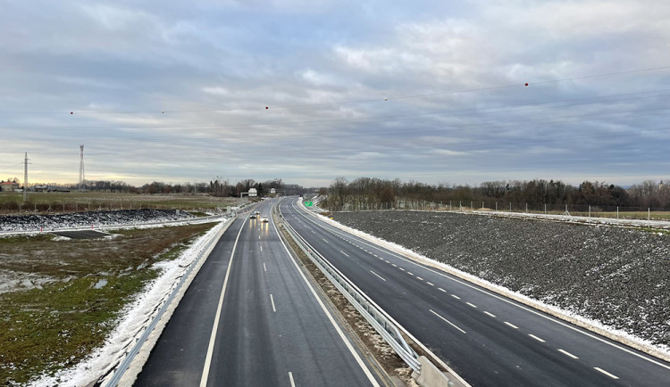 Komplikace na dálnici D5 směrem na Prahu. Havarovaly zde dodávka a cisterna