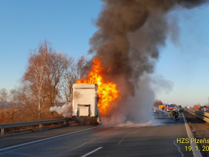 Kamion na D5 vzplál a během chvíle skončil celý v plamenech