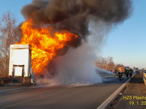 Kamion na D5 vzplál a během chvíle skončil celý v plamenech