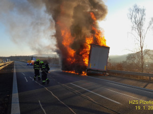 Kamion na D5 vzplál a během chvíle skončil celý v plamenech