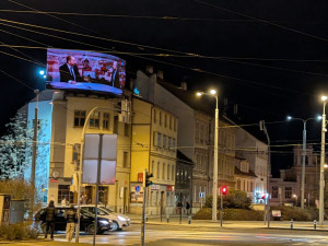 LED obrazovky u synagogy jen tak nezmizí, majitelé stihli pořádat o prodloužení povolení