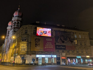 LED obrazovky u synagogy jen tak nezmizí, majitelé stihli pořádat o prodloužení povolení