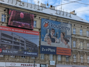 LED obrazovky u synagogy jen tak nezmizí, majitelé stihli pořádat o prodloužení povolení