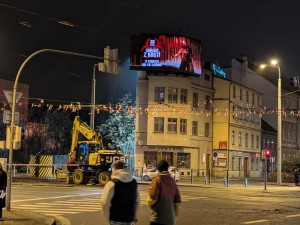 LED obrazovky u synagogy jen tak nezmizí, majitelé stihli pořádat o prodloužení povolení