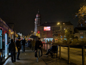LED obrazovky u synagogy jen tak nezmizí, majitelé stihli pořádat o prodloužení povolení