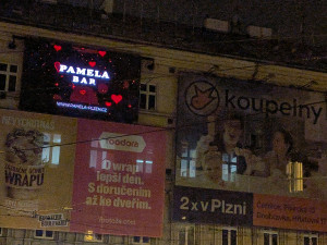 Na obrazovkách běží i reklamy na noční klub Pamela