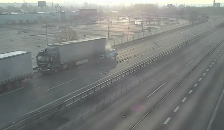 Řidič u Brna přehlédl kamion stojící v koloně, z nehody zázrakem vyvázl bez vážných zranění