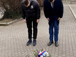 U pamětní desky na místě události uctili v úterý 20. ledna 2026 památku Josefa Hlavatého položením květiny starosta městského obvodu Plzeň 3 David Procházka (ANO) a místostarosta Ladislav Nový (STAN).