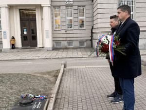 U pamětní desky na místě události uctili v úterý 20. ledna 2026 památku Josefa Hlavatého položením květiny starosta městského obvodu Plzeň 3 David Procházka (ANO) a místostarosta Ladislav Nový (STAN).