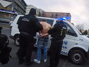 Do půl těla svlečený muž demoloval zařízení supermarketu jako smyslů zbavený