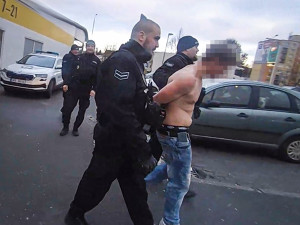 Do půl těla svlečený muž demoloval zařízení supermarketu jako smyslů zbavený