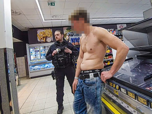 Do půl těla svlečený muž demoloval zařízení supermarketu jako smyslů zbavený