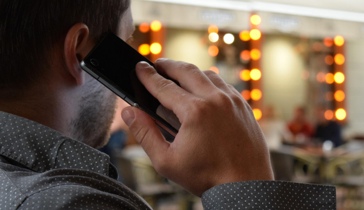 Ozval se mi syn, ale nebyl to on. Podvodníci často sází na umělou inteligenci