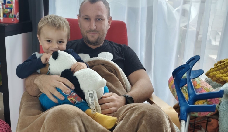 Nechci, aby si mě syn pamatoval jako nemocného. Petr shání peníze na nákladnou operaci