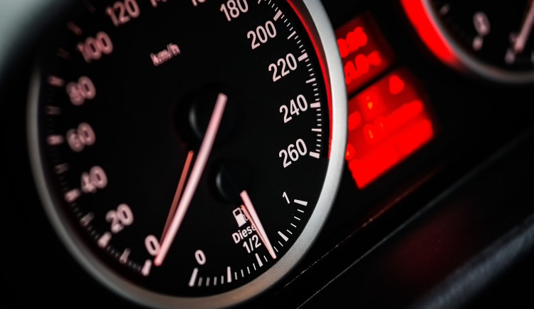 Výroba aut v Česku mírně klesla, elektromobilita posiluje