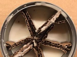 Takto vypadá speciální svíčka, která nejen svítí, ale dokáže i vyhřát celou místnost