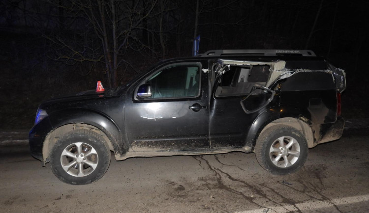 Řidič náklaďáku jel se sklopenou bočnicí. Jedno auto rozpáral, druhé poškodil
