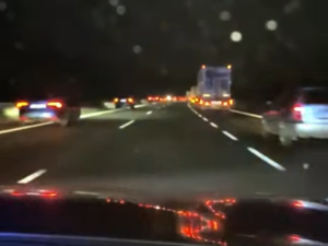 Šlo o minuty. Policie eskortovala po D5 německou sanitku jedoucí pro srdce do Prahy