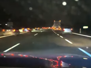 Šlo o minuty. Policie eskortovala po D5 německou sanitku jedoucí pro srdce do Prahy