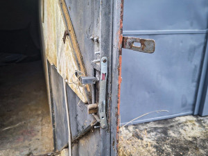 Dvojice squatterů obsadila cizí garáž a v mrazu si užívala luxusu jejího vybavení