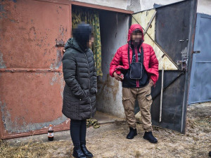 Dvojice squatterů obsadila cizí garáž a v mrazu si užívala luxusu jejího vybavení