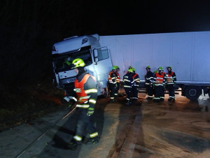 Nehoda kamionu ochromila provoz na D5, prorazil svodidla a zůstal stát napříč pruhy