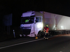 Nehoda kamionu ochromila provoz na D5, prorazil svodidla a zůstal stát napříč pruhy