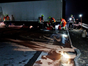 Nehoda kamionu ochromila provoz na D5, prorazil svodidla a zůstal stát napříč pruhy
