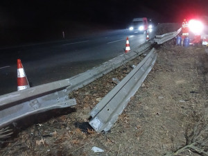 Nehoda kamionu ochromila provoz na D5, prorazil svodidla a zůstal stát napříč pruhy