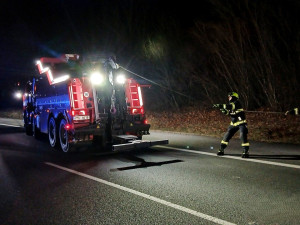 Nehoda kamionu ochromila provoz na D5, prorazil svodidla a zůstal stát napříč pruhy
