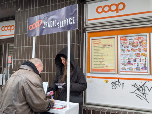 Ochránci zvířat protestovali v Plzni kvůli prodeji vajec z klecového chovu