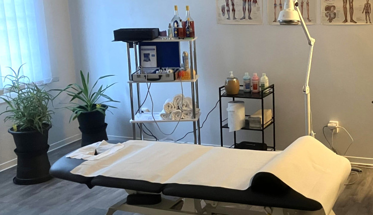 Bezbariérové masáže v Plzni na Bolevci pro vozíčkáře i osoby s omezenou pohyblivostí. Přístup bez schodů, polohovací lehátko a individuální přístup