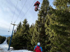 Turistky zůstaly viset na jedné z nejstarších lanovek v ČR, dolů je spustili horští záchranáři